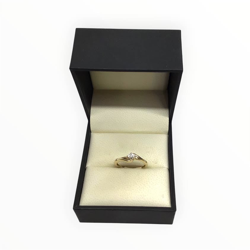 Ladies 10ct Gold Diamond Ring (Size M) Ref#512639