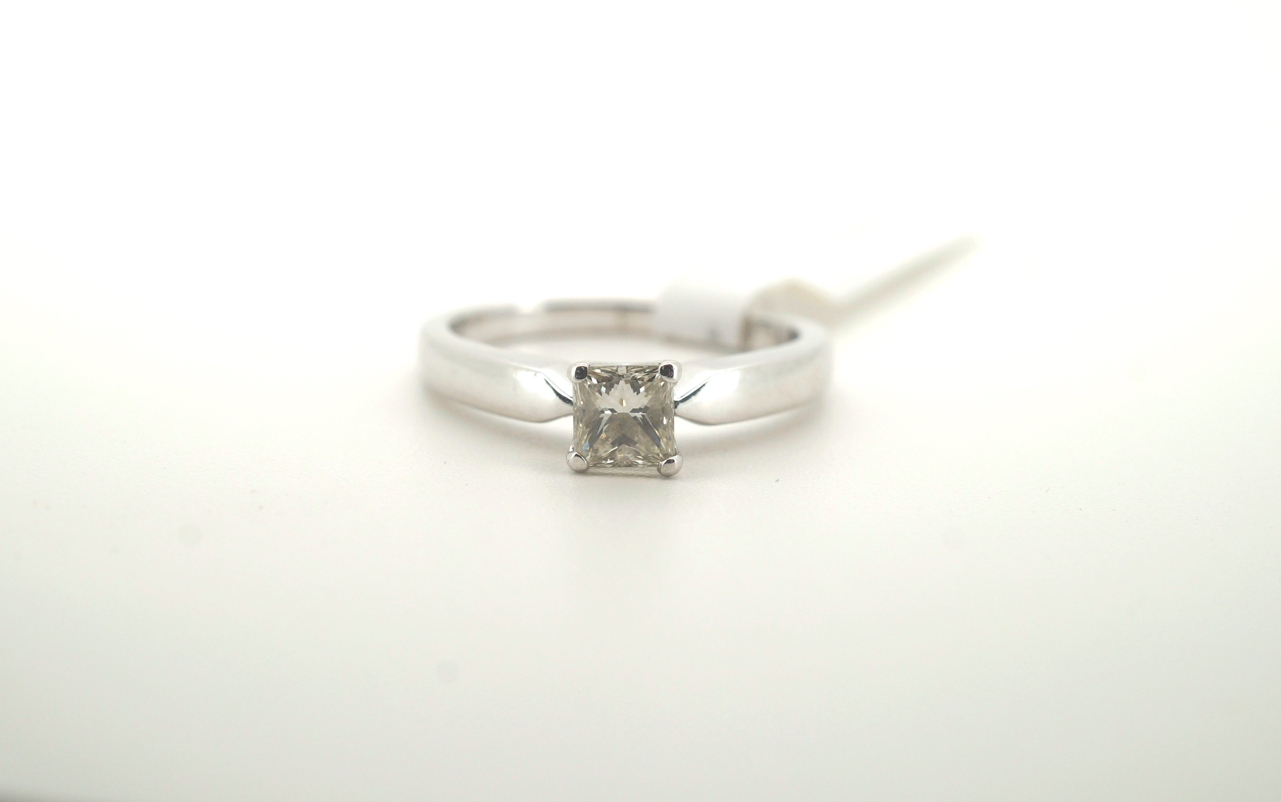 Ladies 18K White Gold Diamond Solitaire Ring (Size: M) - 217567