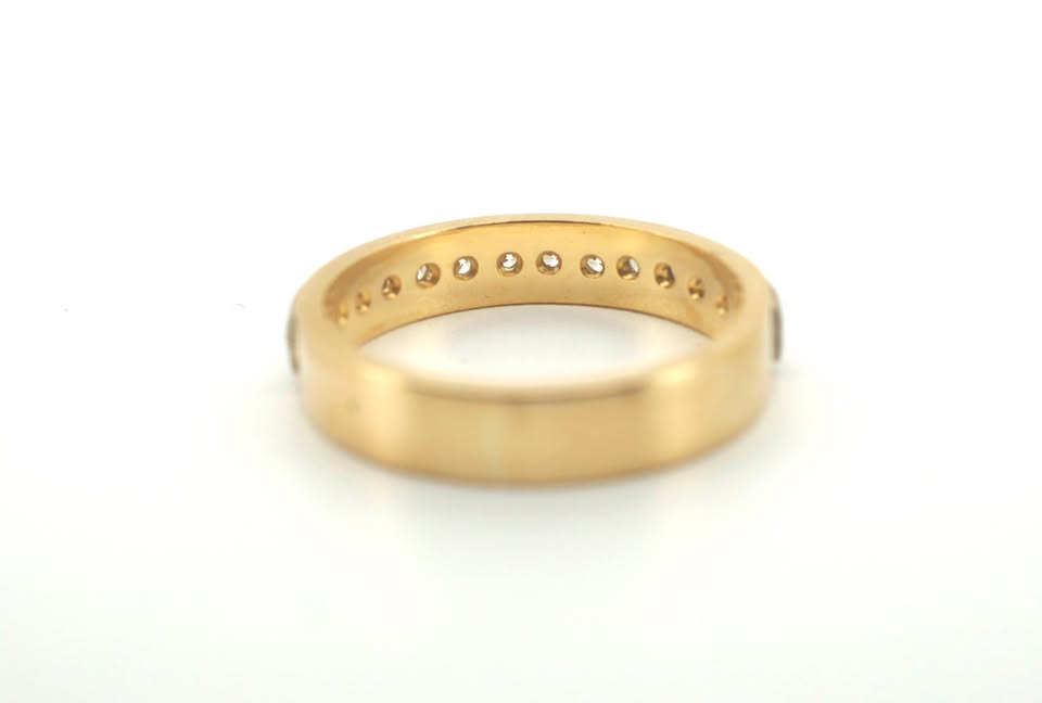 18ct Yellow & White Gold Diamond Wedding Ring (Size N) - 500605