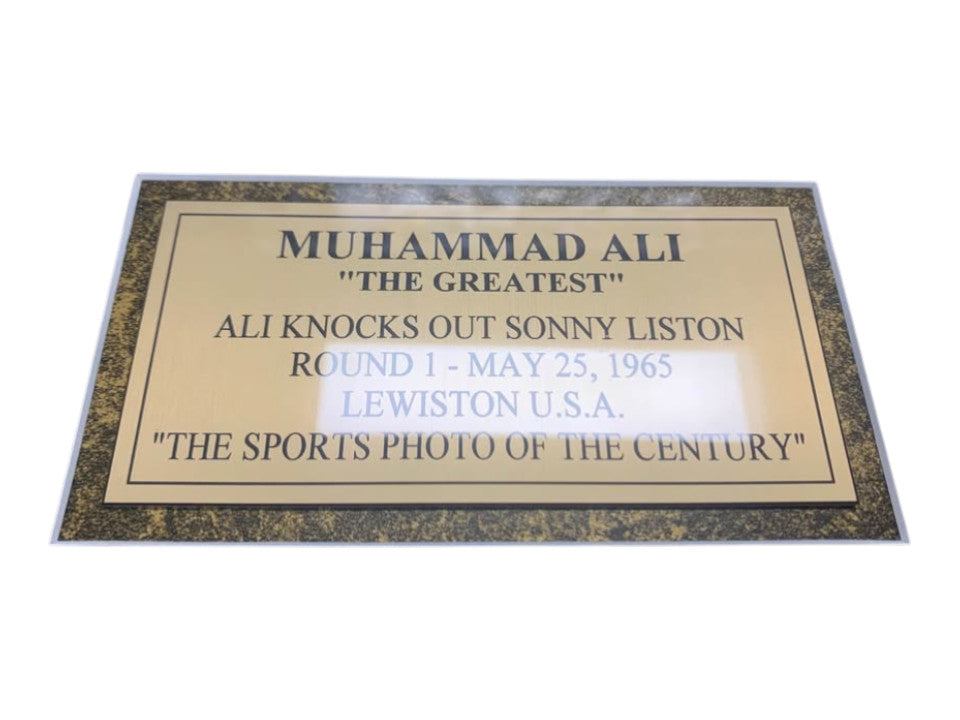 MEMORABILIA - MUHAMMAD ALI “THE GREATEST” SIGNED SPORTS PHOTO OF THE CENTURY JO - 255054