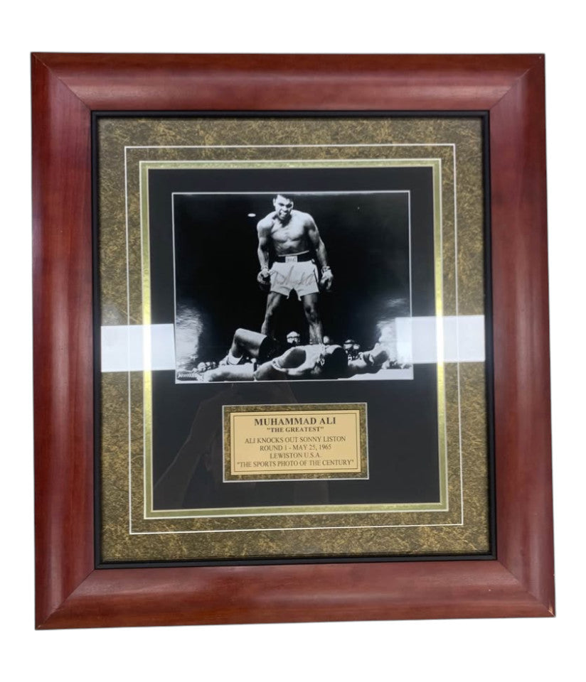 MEMORABILIA - MUHAMMAD ALI “THE GREATEST” SIGNED SPORTS PHOTO OF THE CENTURY JO - 255054