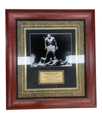 MEMORABILIA - MUHAMMAD ALI “THE GREATEST” SIGNED SPORTS PHOTO OF THE CENTURY JO - 255054