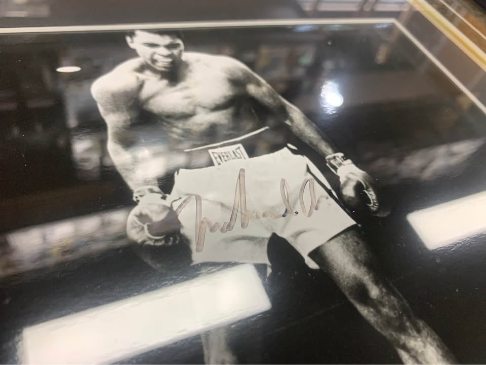 MEMORABILIA - MUHAMMAD ALI “THE GREATEST” SIGNED SPORTS PHOTO OF THE CENTURY JO - 255054
