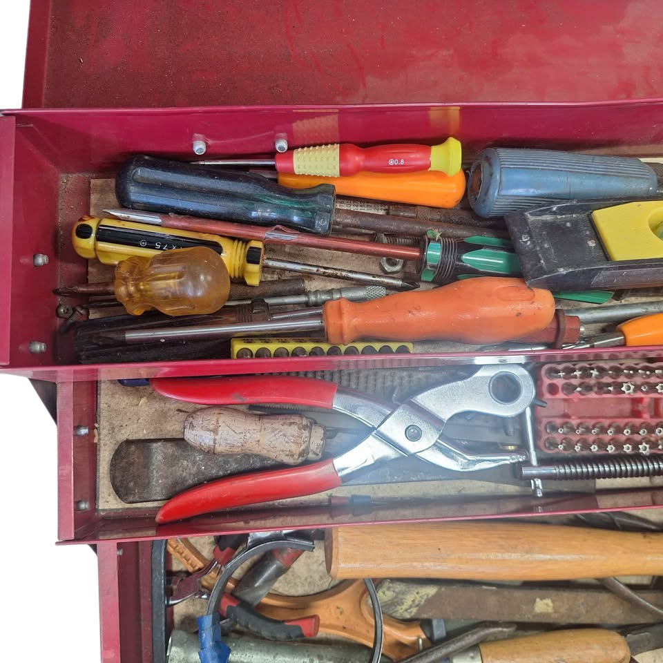 CANTILEVER METAL TOOLBOX WITH ASSORTED TOOLS. 505436