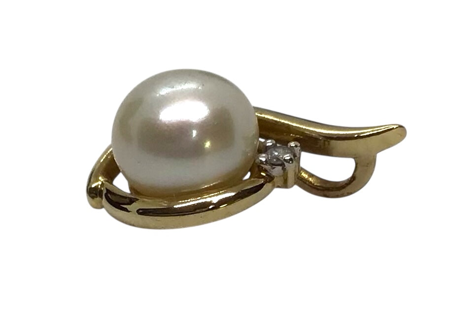 Ladies 9ct Yellow Gold Pearl with Diamond Pendant Ref#506565