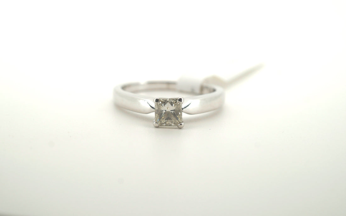 Ladies 18K White Gold Diamond Solitaire Ring (Size: M) - 217567