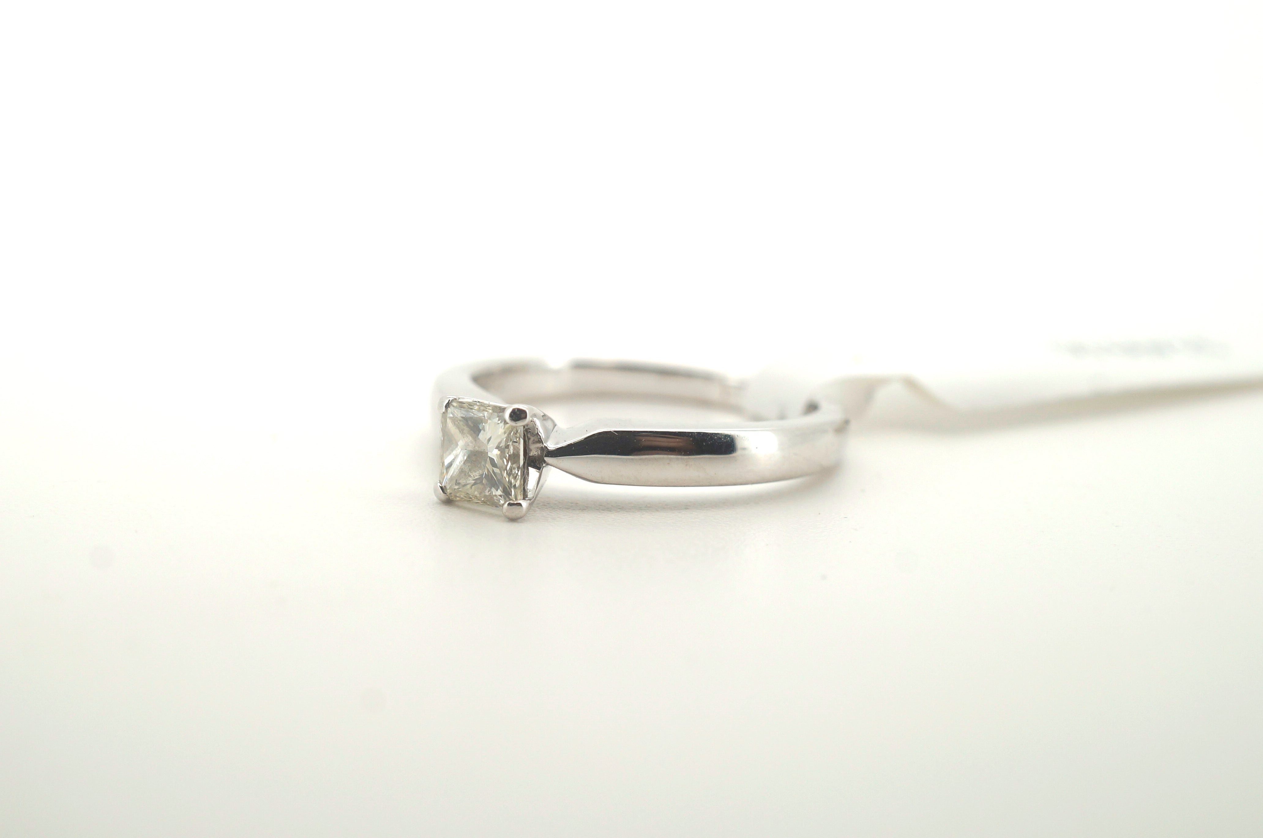 Ladies 18K White Gold Diamond Solitaire Ring (Size: M) - 217567