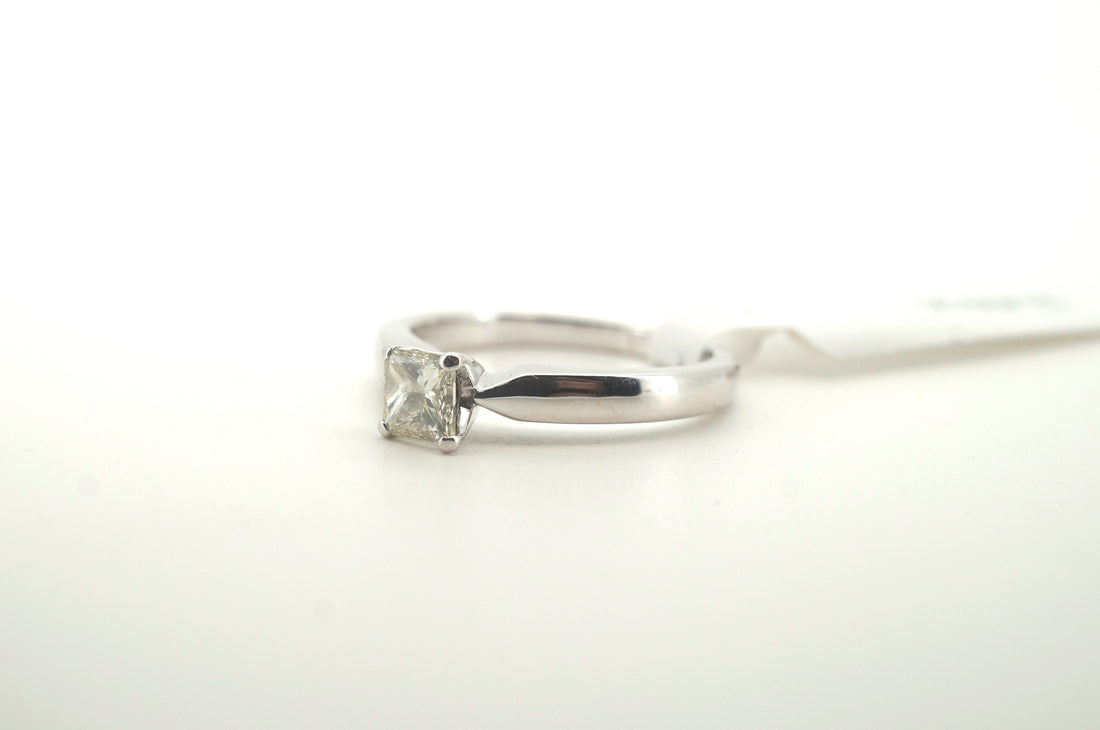 Ladies 18K White Gold Diamond Solitaire Ring (Size: M) - 217567