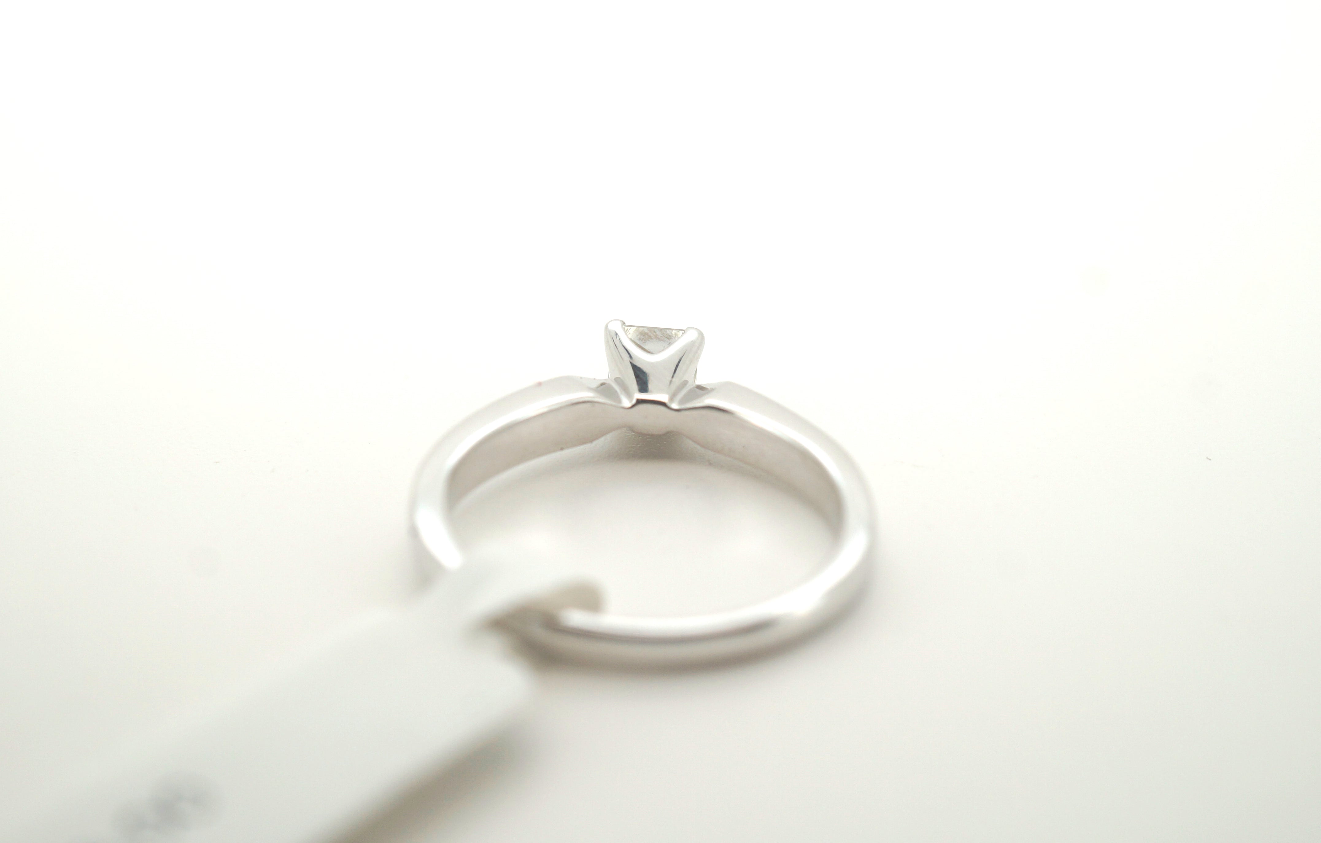 Ladies 18K White Gold Diamond Solitaire Ring (Size: M) - 217567