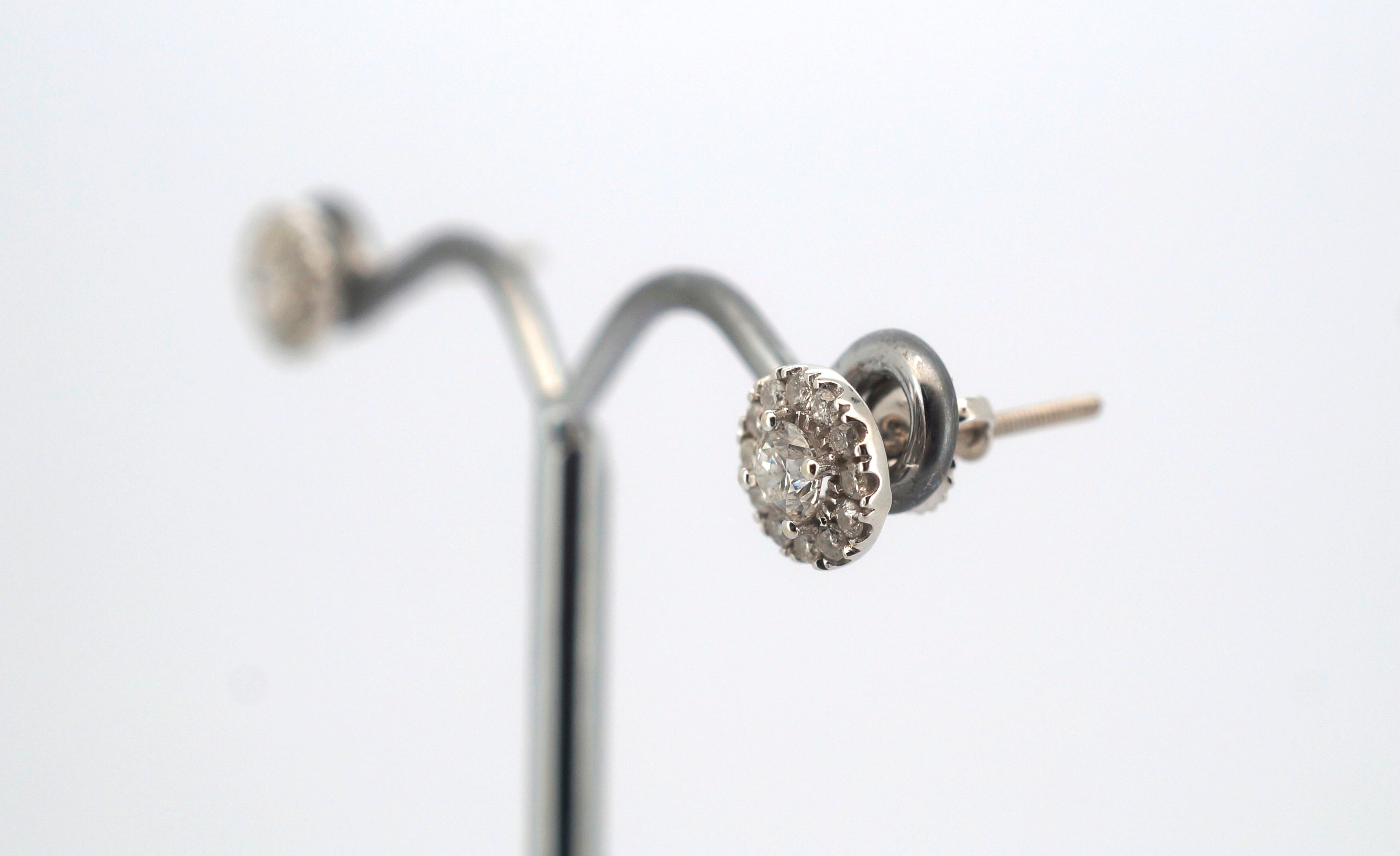 14ct White Gold Diamond Stud Earrings - 507848