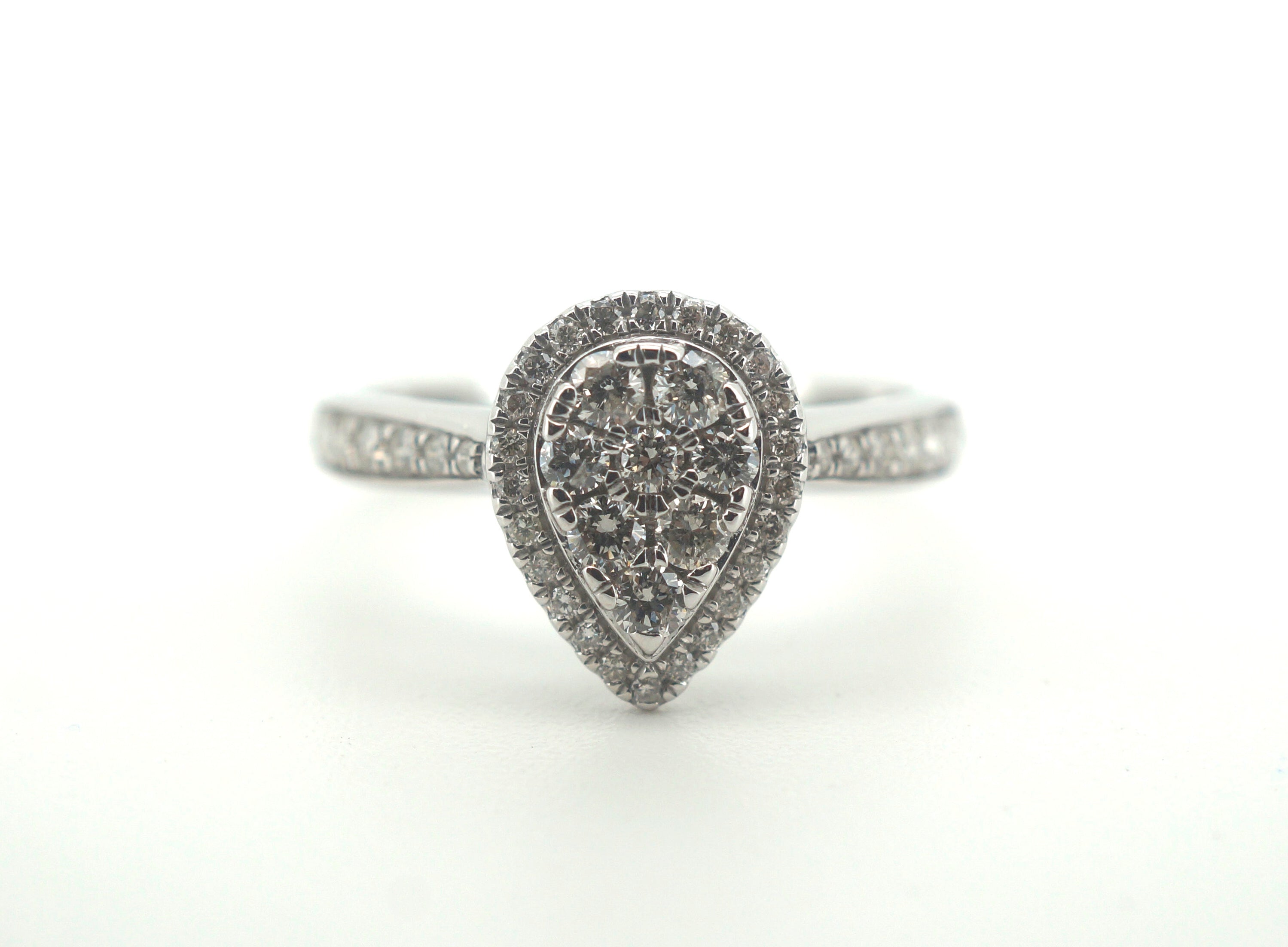 Ladies beautiful 9CT White Gold Diamond Pear Shape Ring - 500784