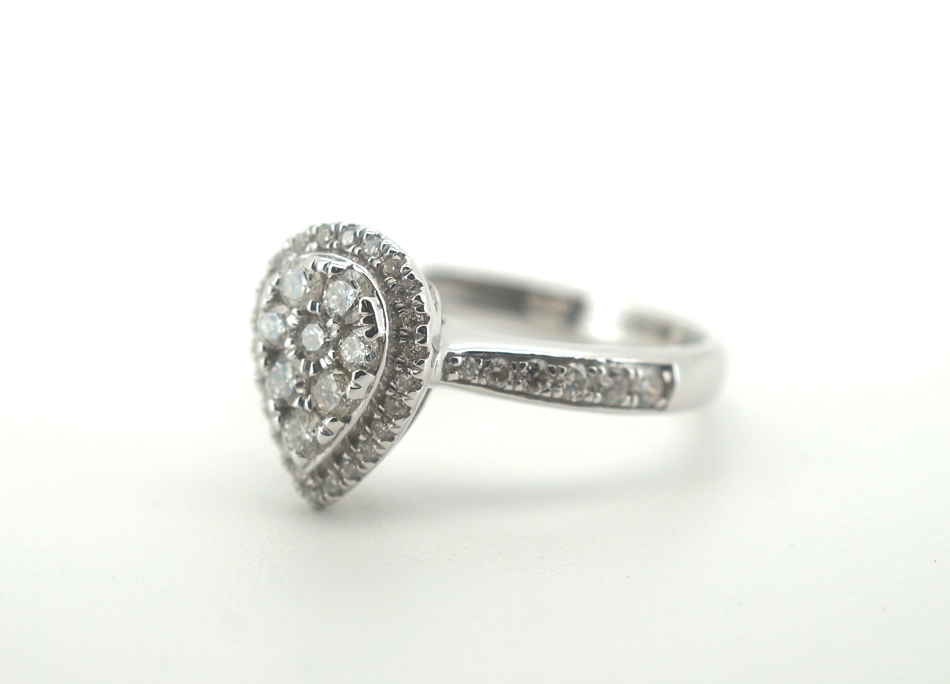 Ladies beautiful 9CT White Gold Diamond Pear Shape Ring - 500784