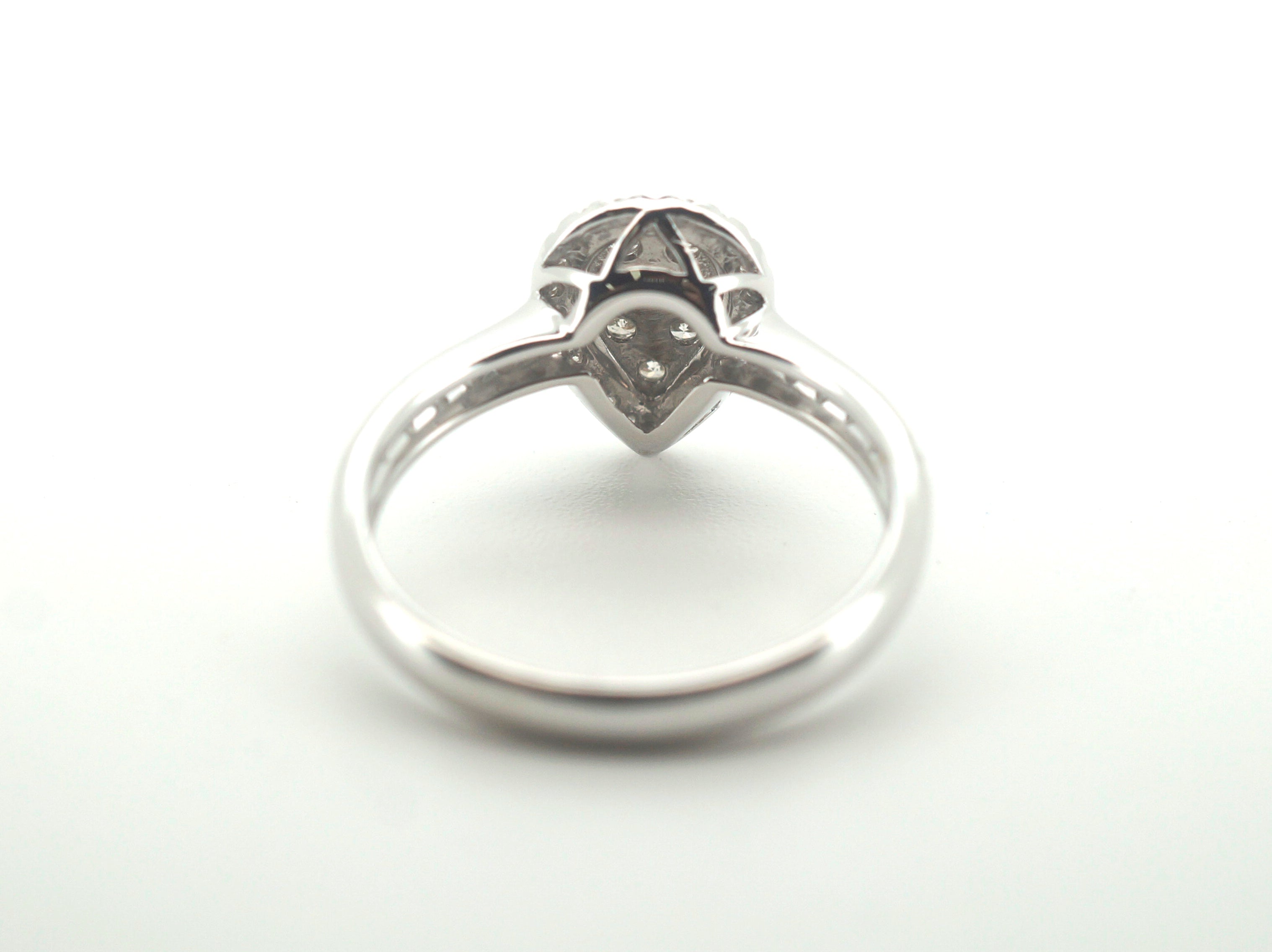 Ladies beautiful 9CT White Gold Diamond Pear Shape Ring - 500784