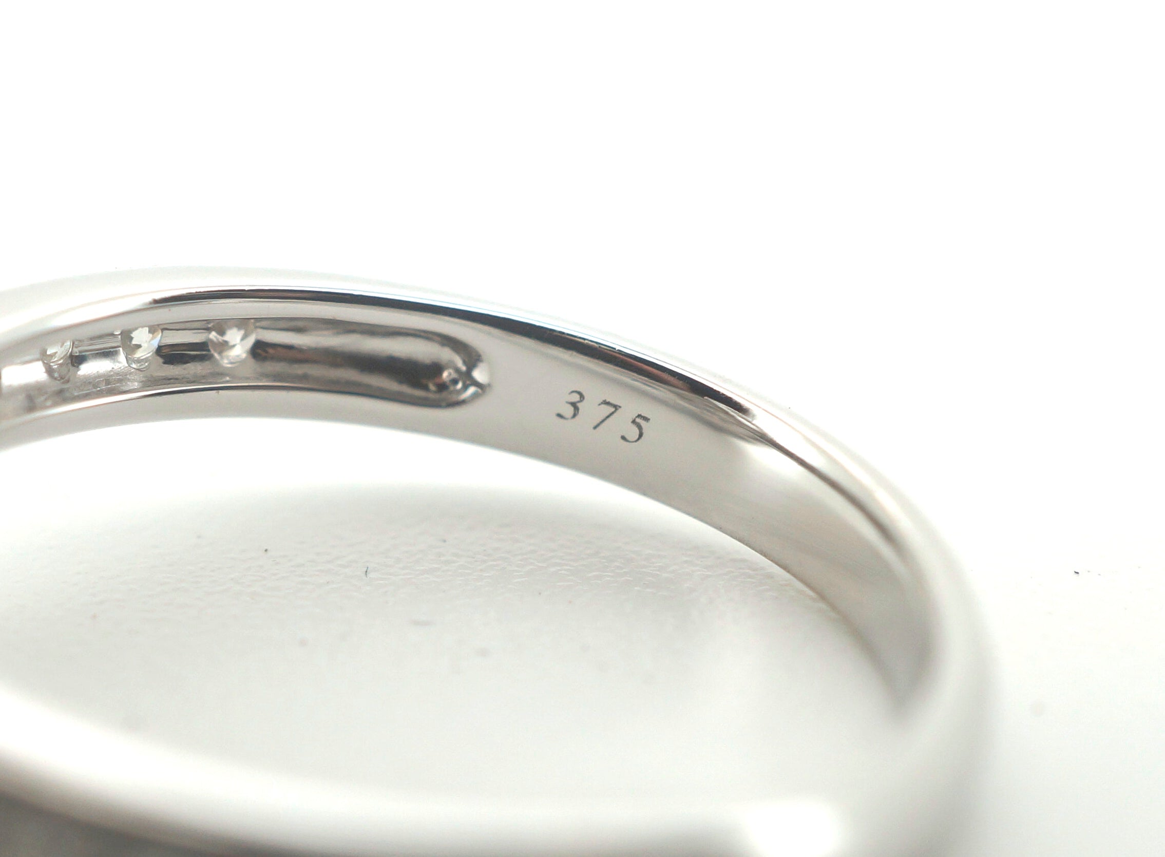 Ladies beautiful 9CT White Gold Diamond Pear Shape Ring - 500784