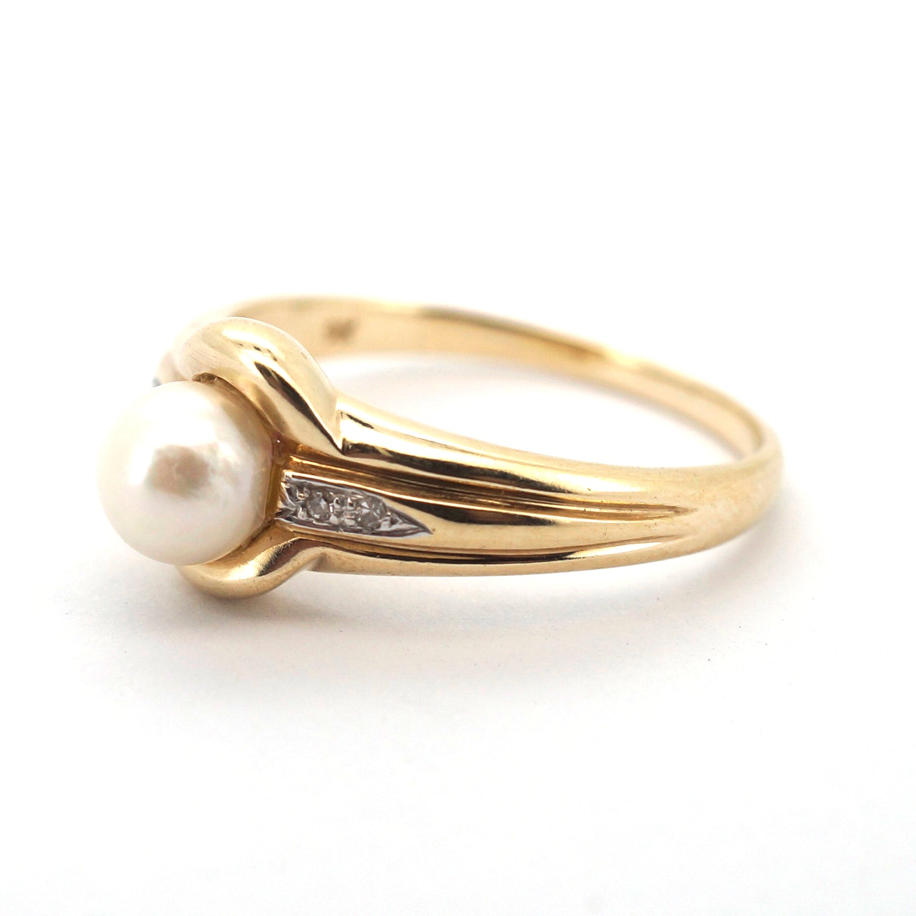 Ladies 9ct Yellow & White Gold Pearl & Diamond Ring (Size Q) - 509235