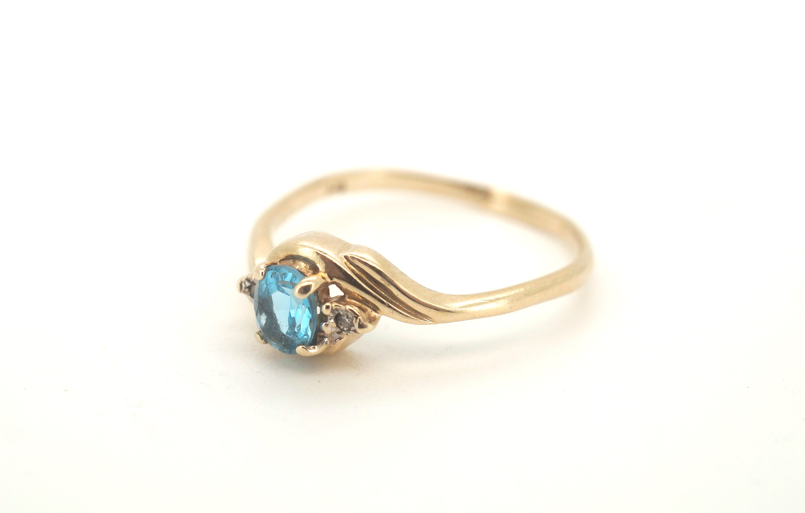 Ladies 9ct Yellow Gold Ring with Light Blue Stone (Size O 1/2) - 504914