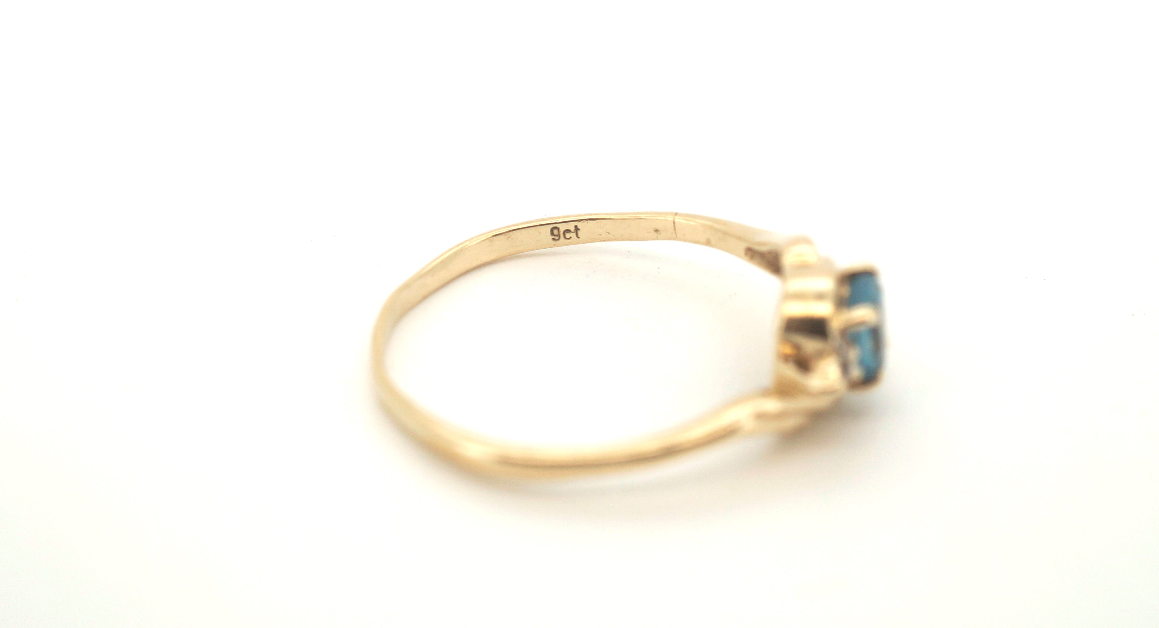 Ladies 9ct Yellow Gold Ring with Light Blue Stone (Size O 1/2) - 504914