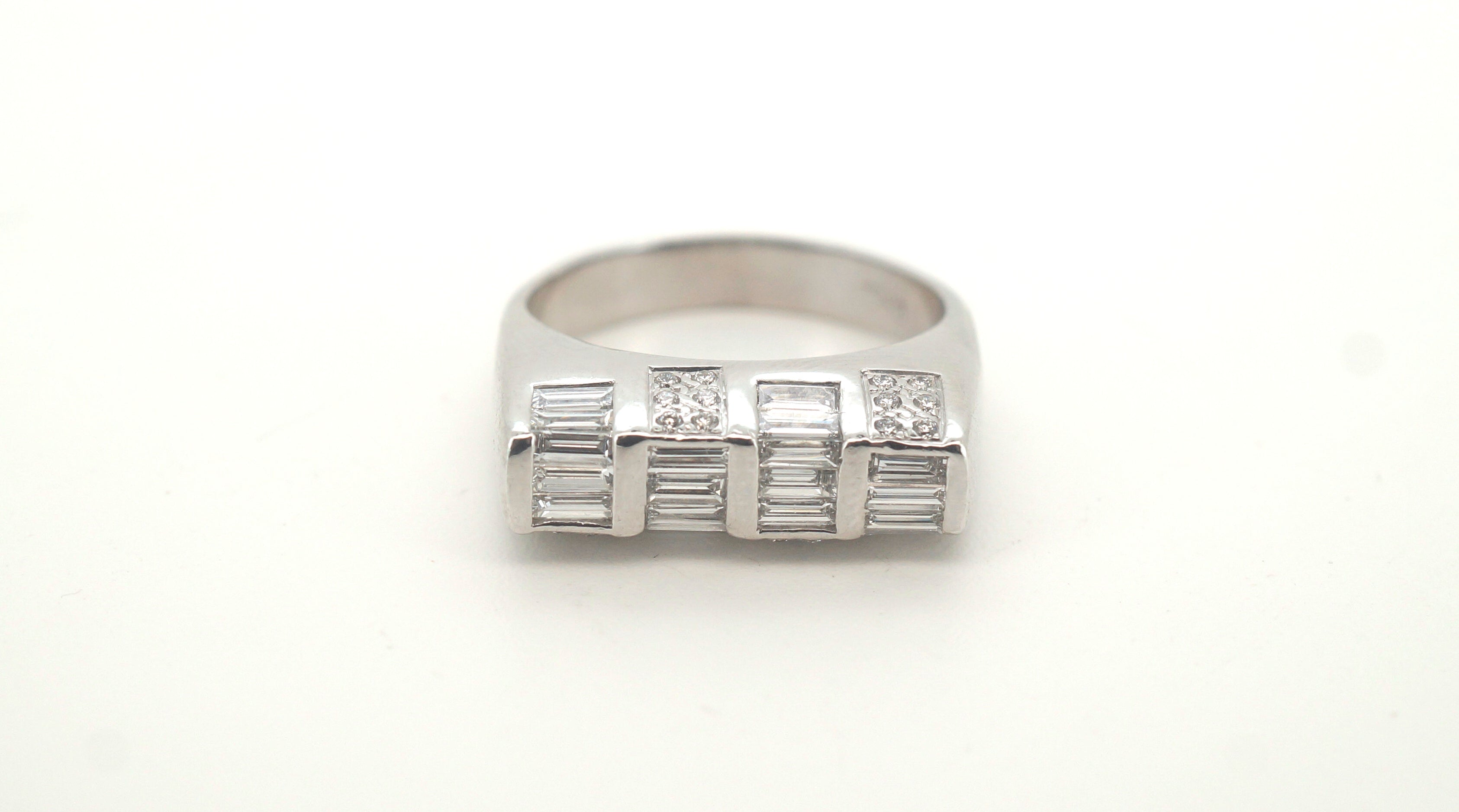 Mens 18ct White Gold Diamond Ring (Size N) - 500004