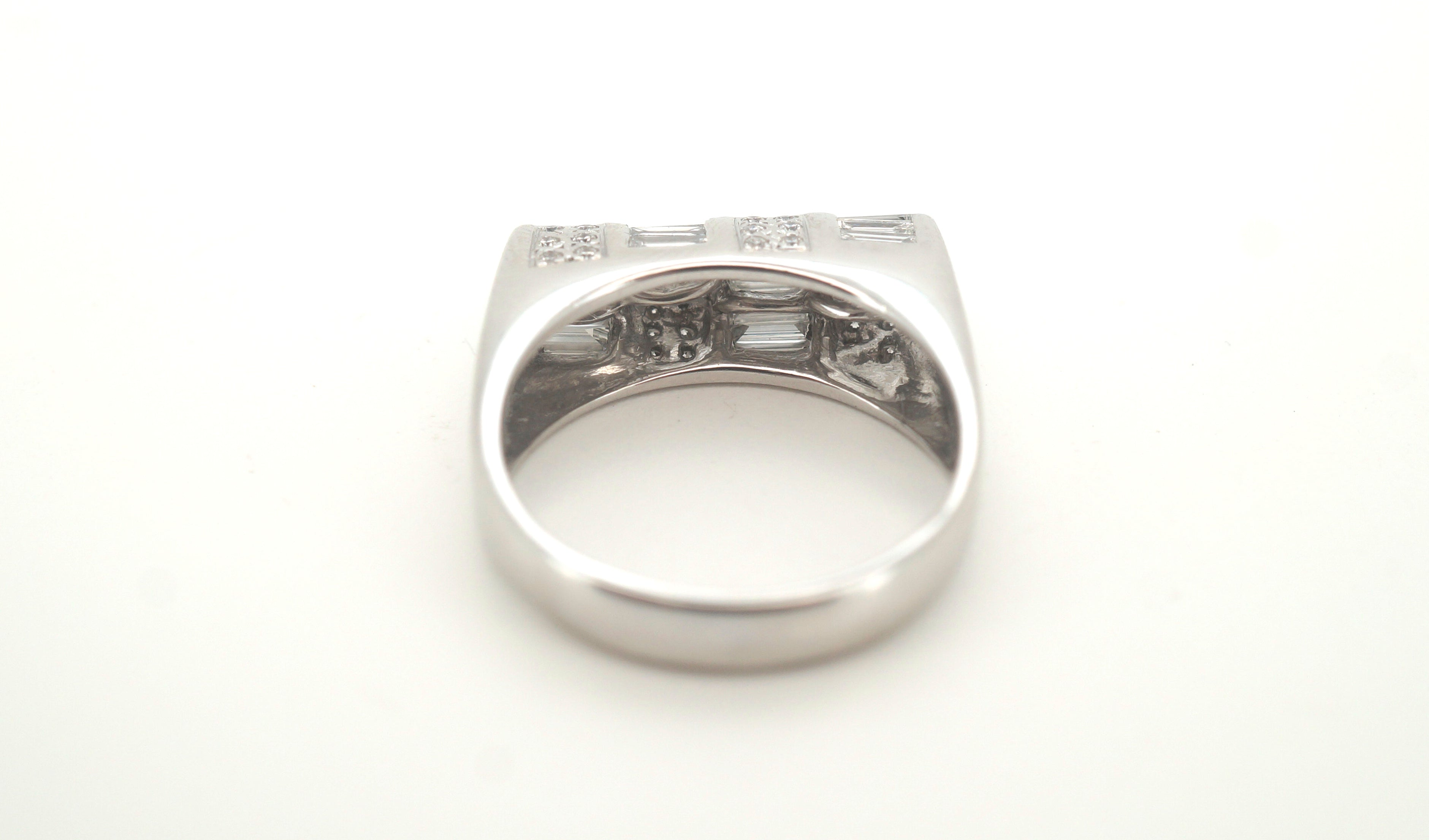 Mens 18ct White Gold Diamond Ring (Size N) - 500004