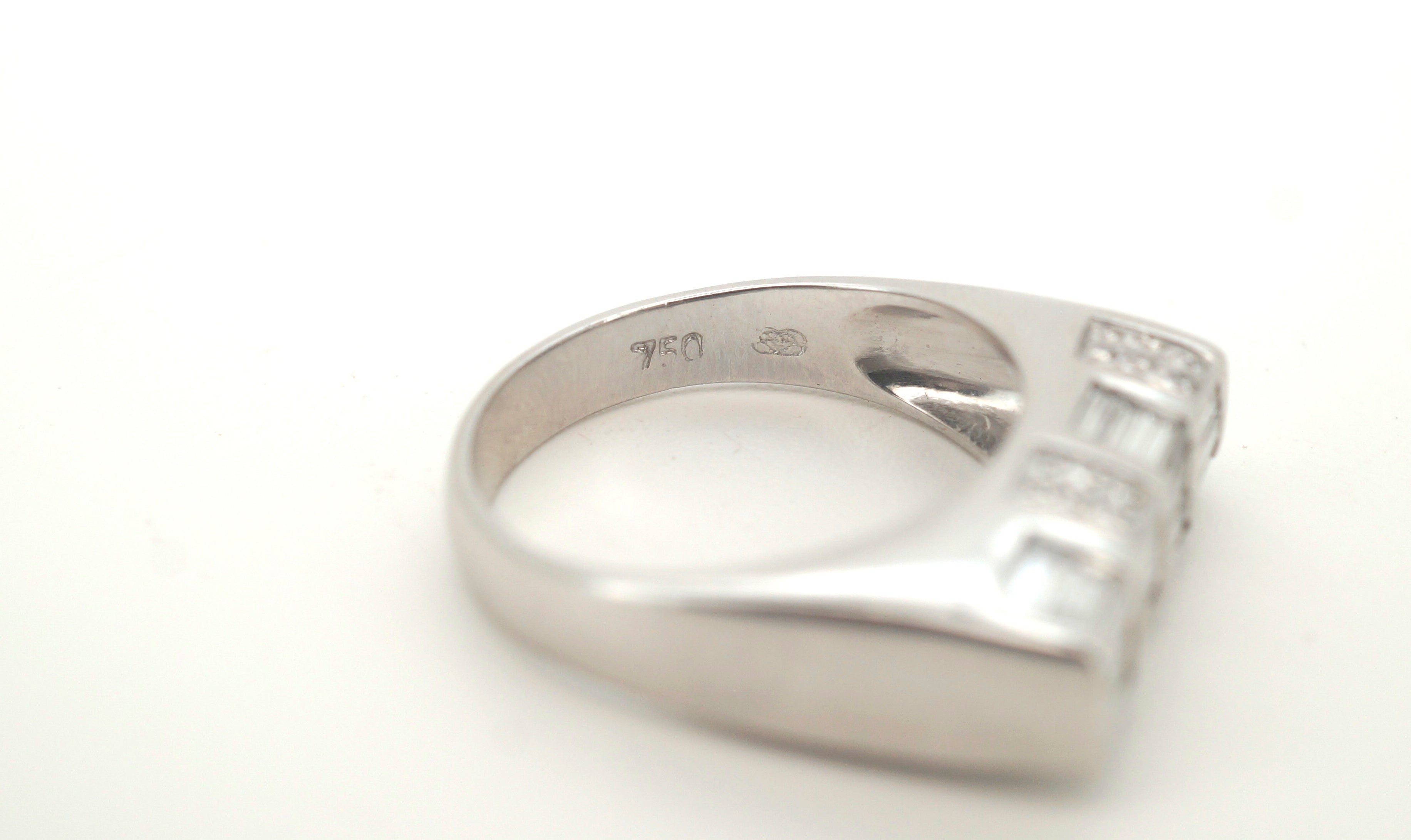 Mens 18ct White Gold Diamond Ring (Size N) - 500004