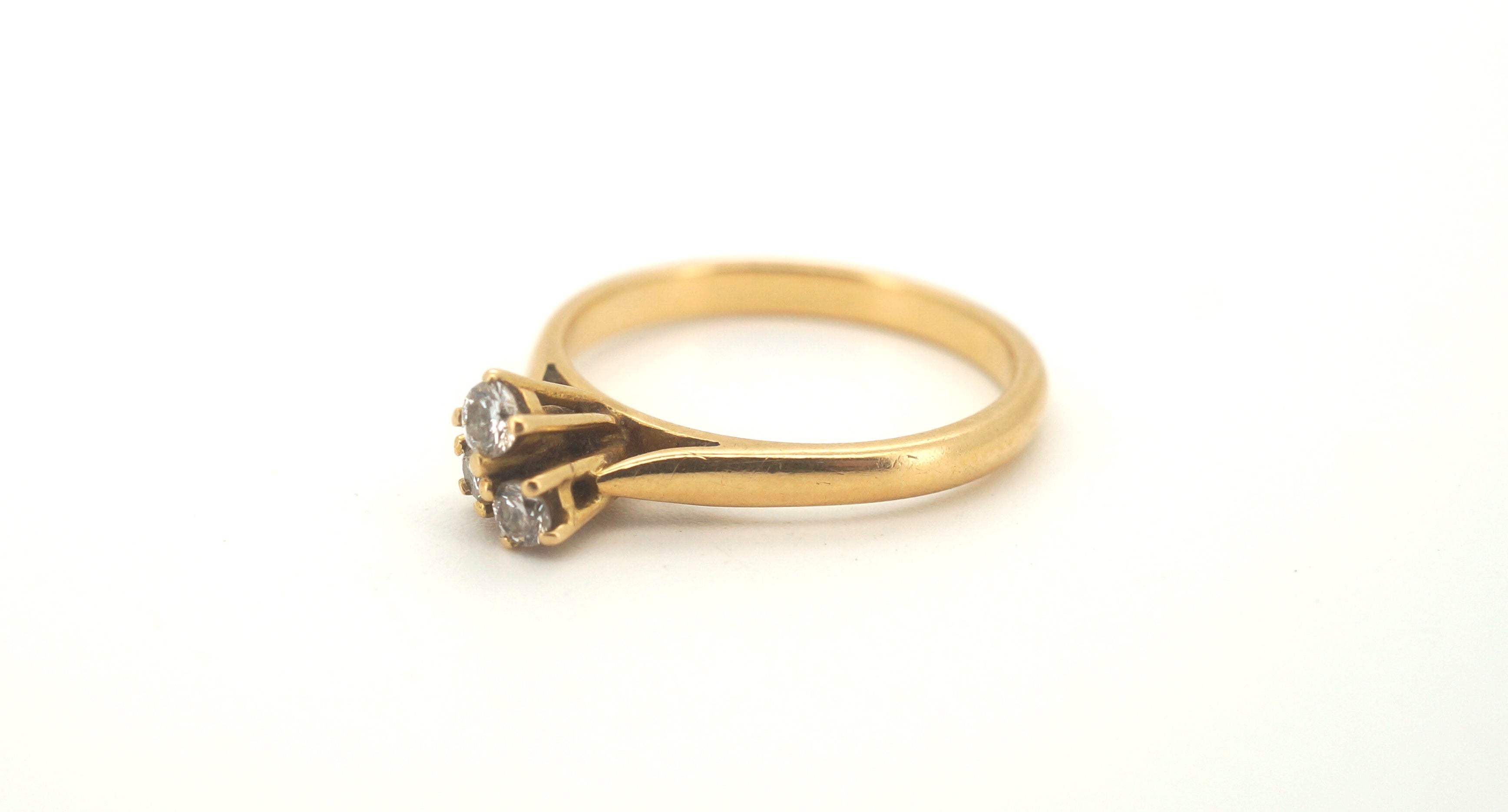 Unisex 18ct Yellow Gold Triple Diamond Ring (Size M) - 500359