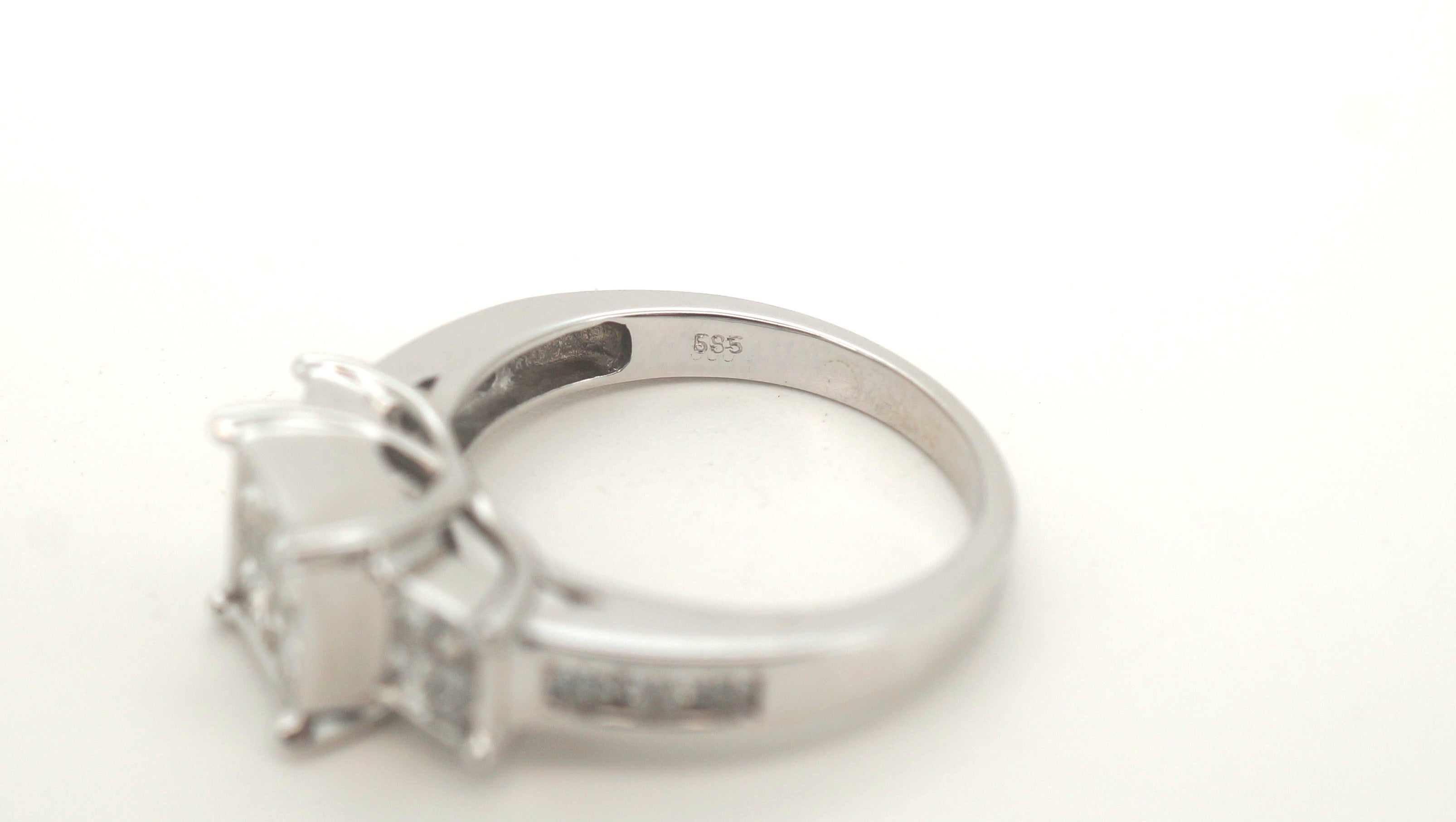 Ladies 14ct White Gold Diamond Ring (Size M) - 500548