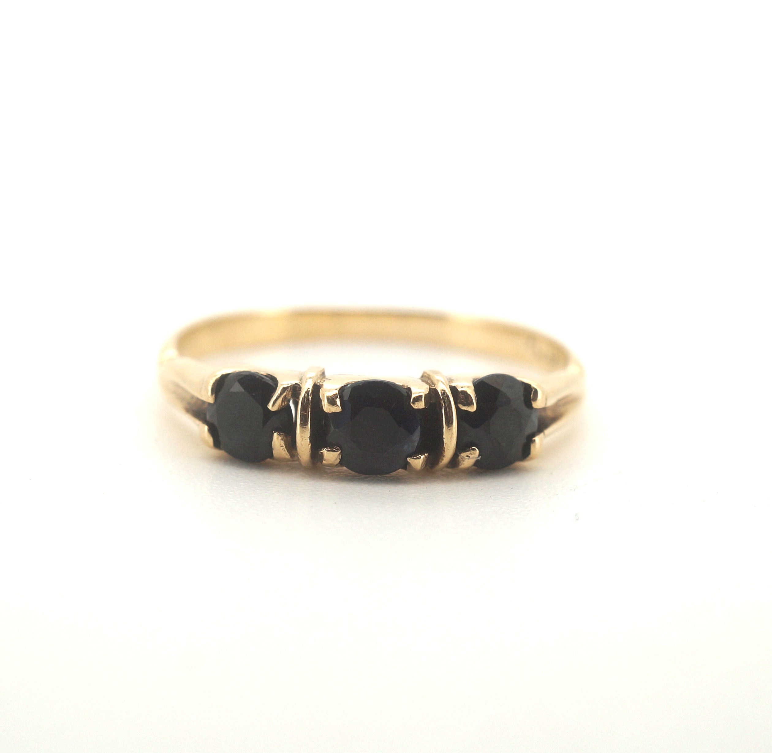 Ladies 9CT Yellow Gold Black Stone Trilogy Ring (Size O, 1.5g) - 506074