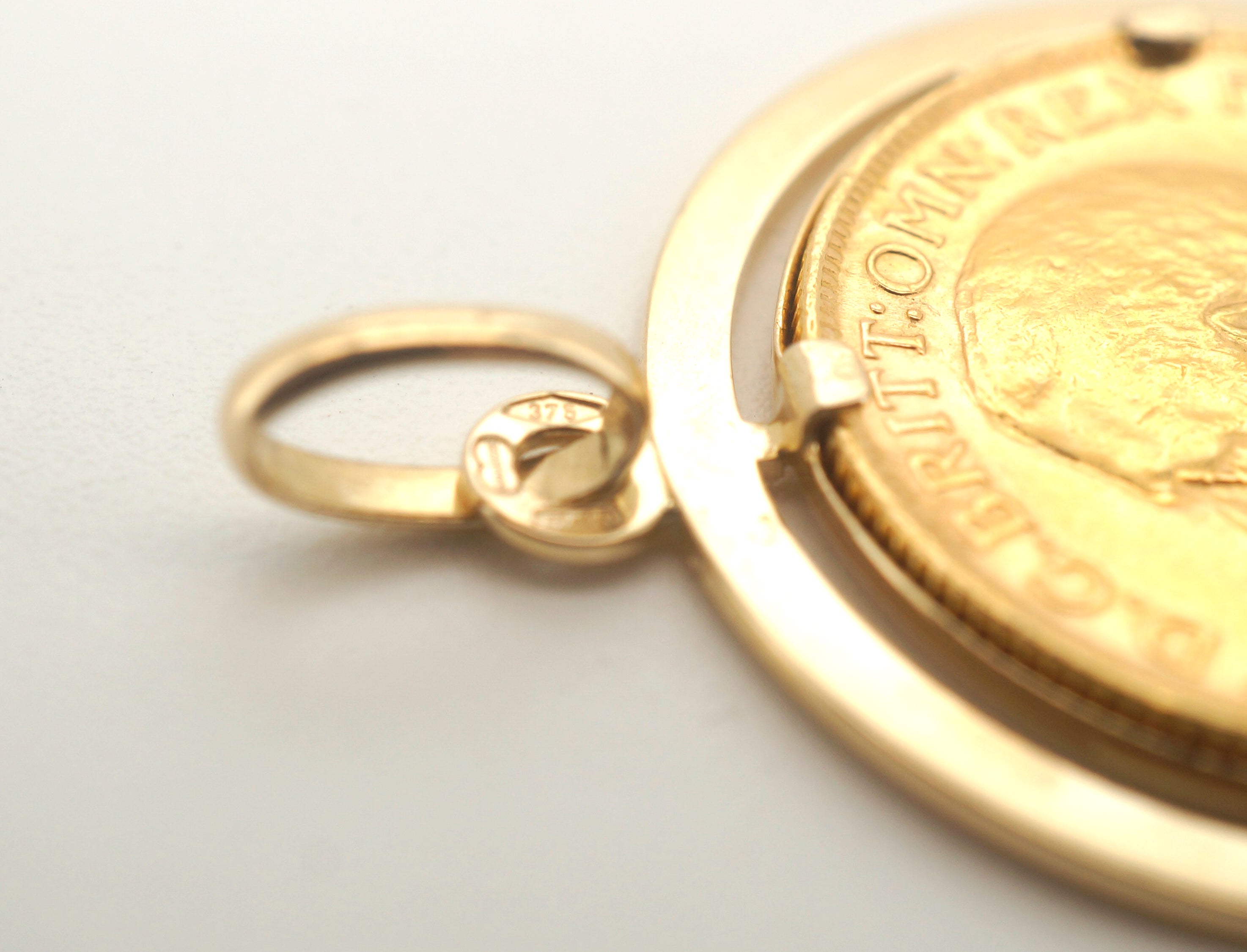 1915 Full Gold Soverign Coin in 9CT Yellow Gold Casing Pendant - 505421