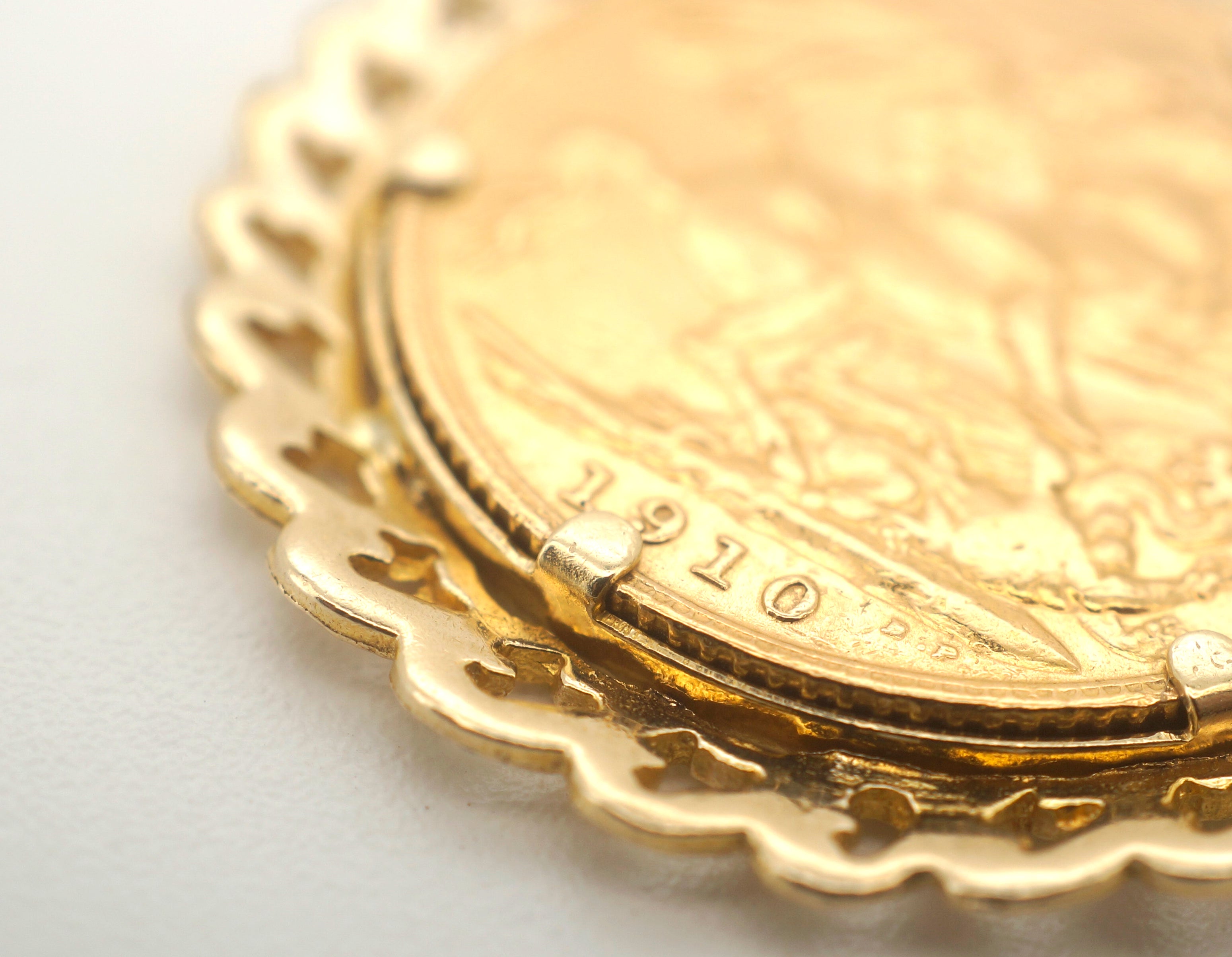 1910 Full Gold Soverign Coin in 14CT Yellow Gold Casing - 506170