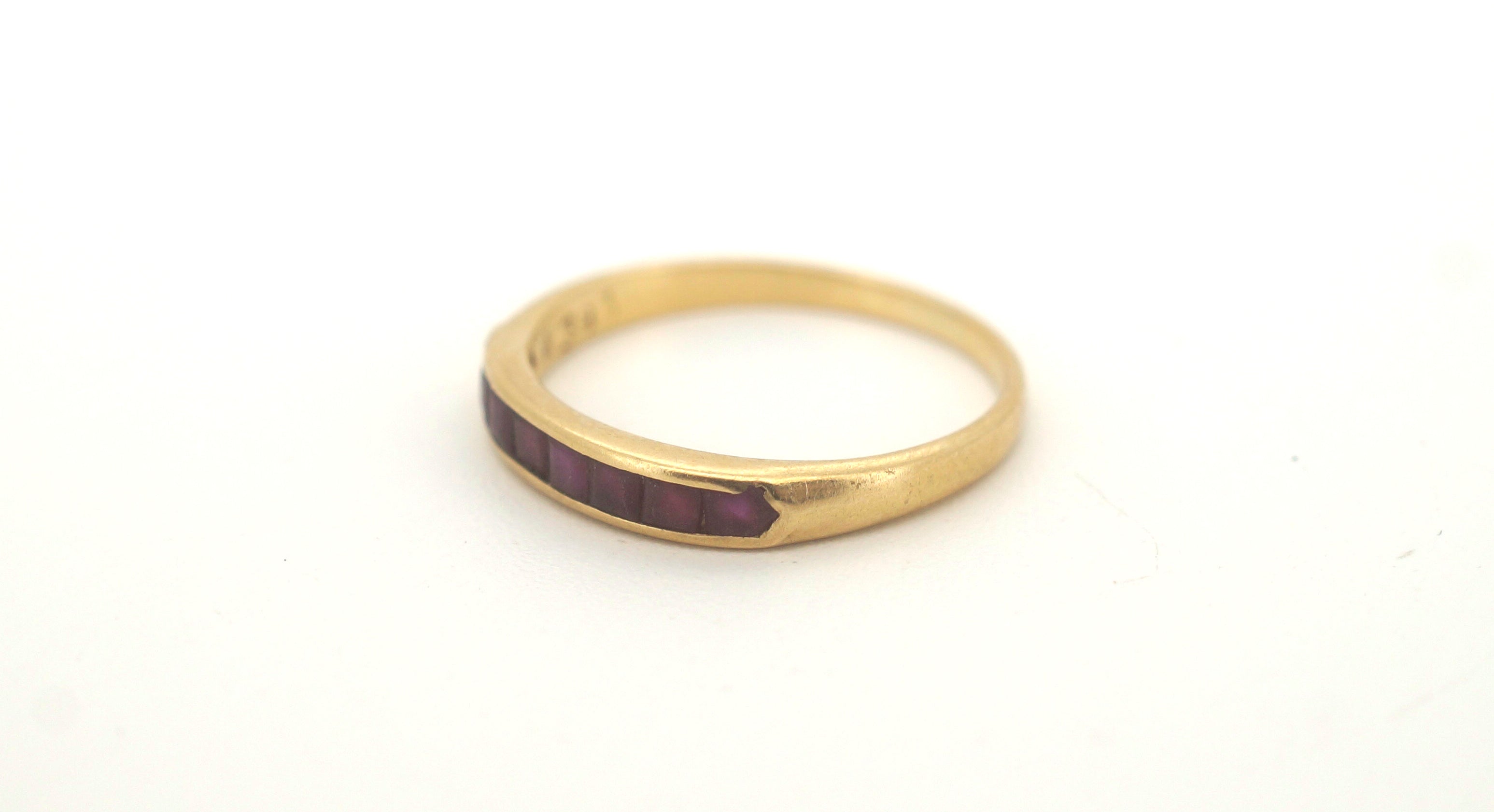 Unisex 18ct Yellow Gold Ring with Straight Set Pink Stones (Size I) - 506443