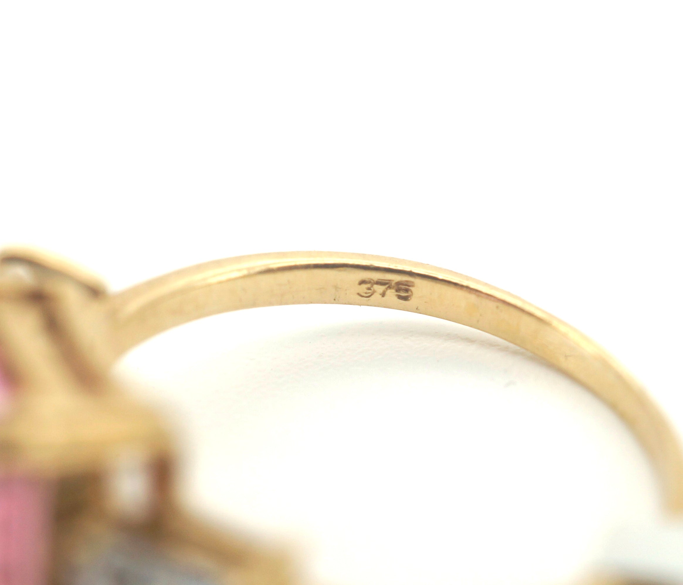 RING WITH STONE, YELLOW GOLD, 4.18 G, 9 K