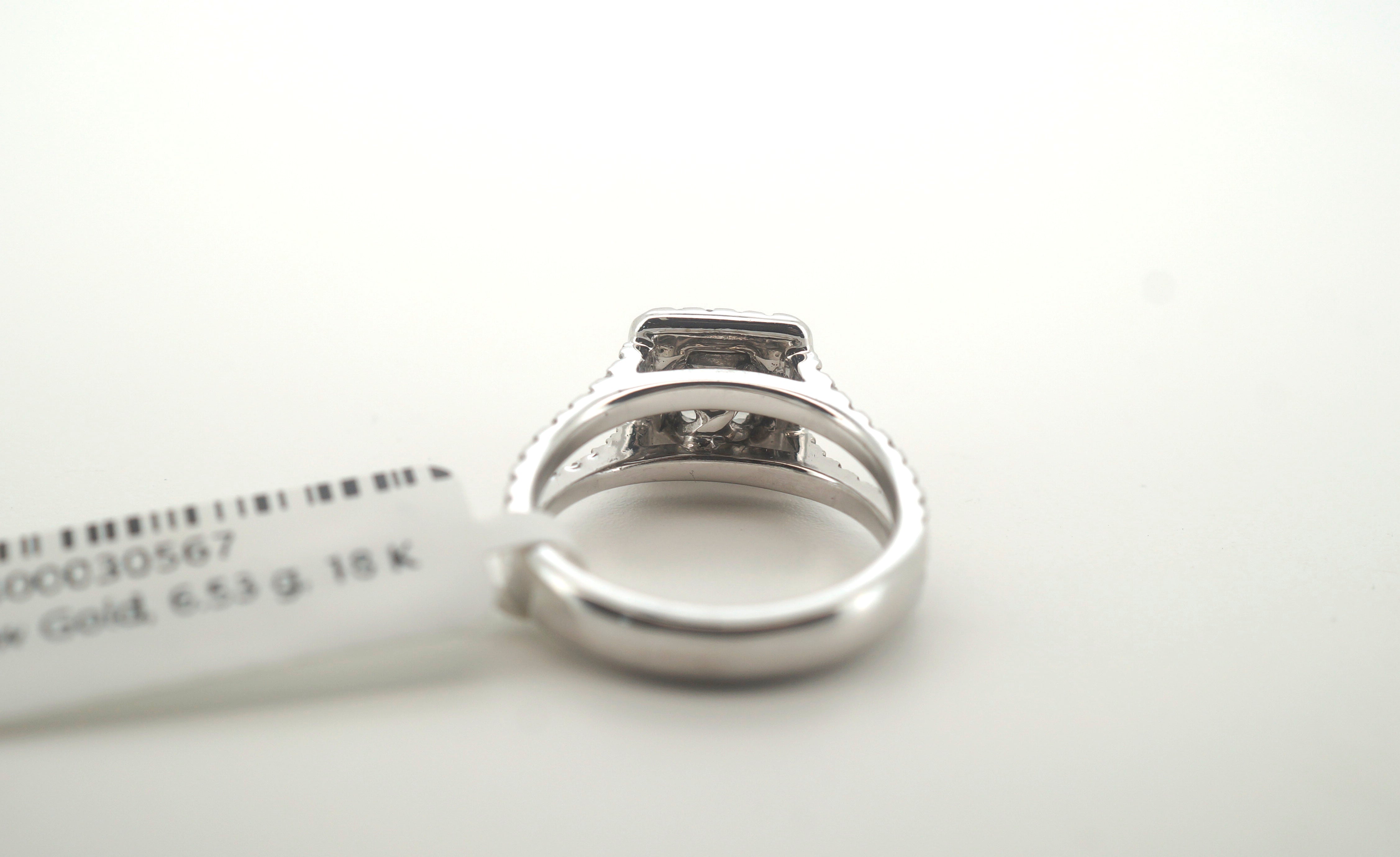 Ladies Stunning 18K White Gold Diamond Engagement Ring - 30567