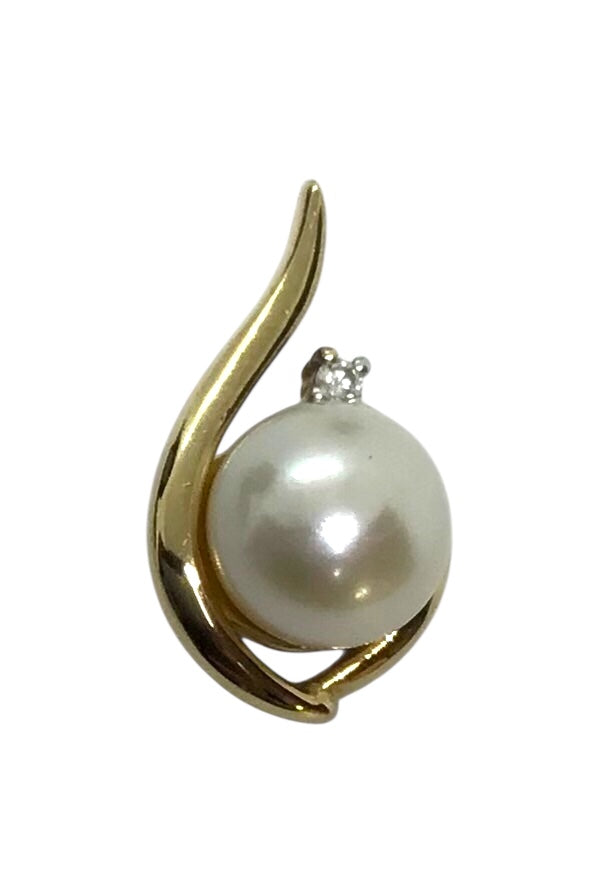 Ladies 9ct Yellow Gold Pearl with Diamond Pendant Ref#506565